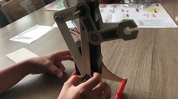 Making a walking robot  (Kiwico)