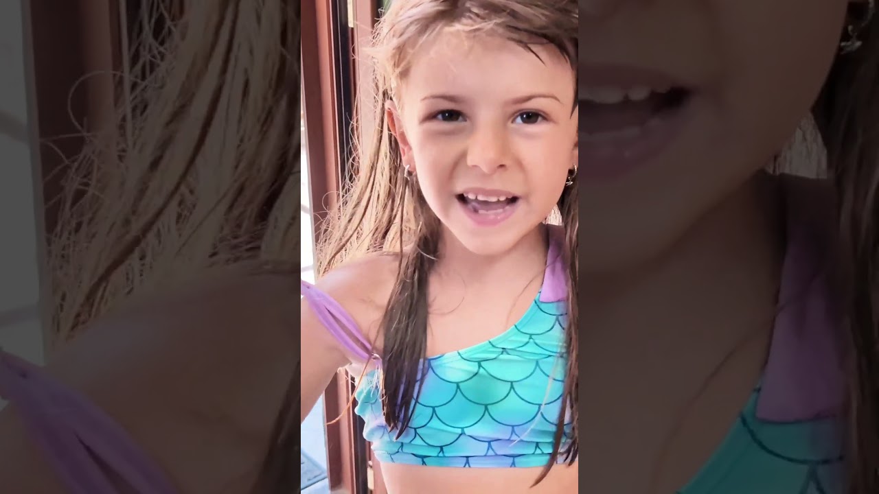 Aurora FA UNO SCHERZO in piscina a suo padre Capitan Dad #shorts #capitandadeaurora