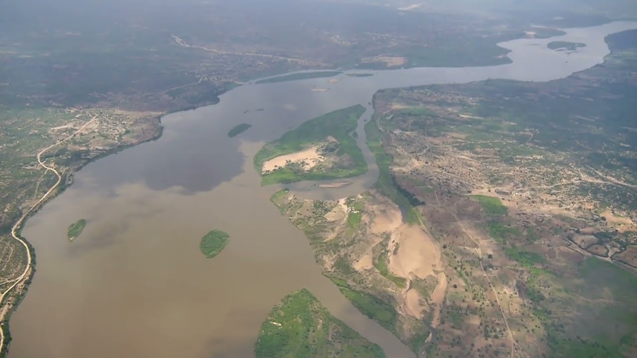 Mozambique: Rio Zambeze & Rio Luenha near Tete (aerial view) 17&24-1-2014