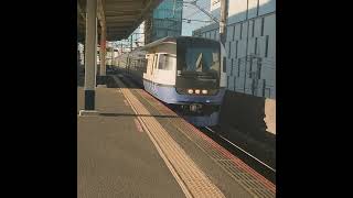 ＪＲ京葉線潮見駅を高速通過して行きます…房総特急わかしお【E255系】勝浦行き…