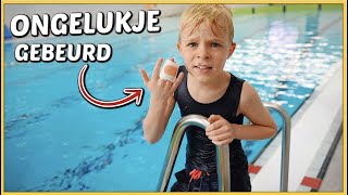 MET GEKNEUSDE ViNGER NAAR ZWEMLES!  | Bellinga Vlog #2273