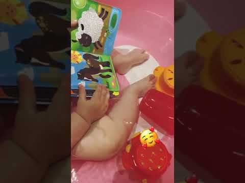 Η Δούκισσα Νομικού κάνει μπάνιο την κόρη της! Το βίντεο που θα σε κάνει να λιώσεις