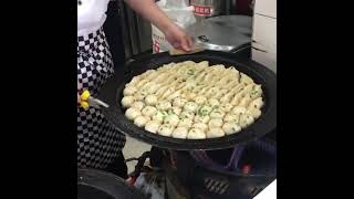 yummy pan-fried Chinese bun_焼き小籠包