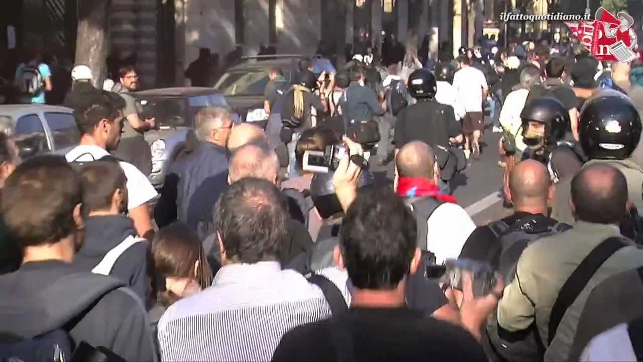 Roma, manifestanti contro black bloc