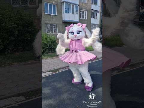 У нас существует традиция, поздравлять эту прекрасную девушку с её замечательной компанией. #shorts