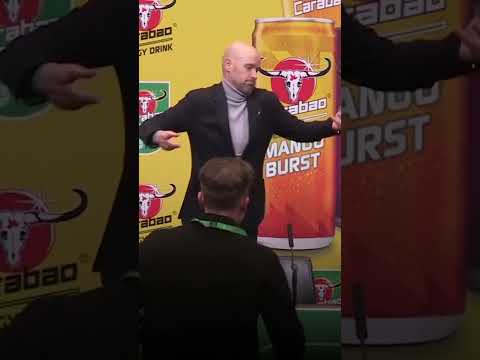 Ten Hag&#39;s witty response after NEARLY forgetting Carabao Cup trophy 😅