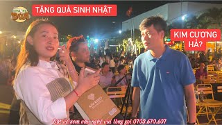 Khương Dừa nhận quá trời quà sinh nhật muộn và lời chúc của bà con trong đêm nhạc 24/2/2024