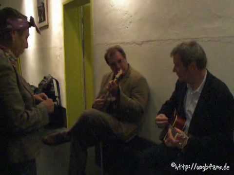 Ukulele Orchestra of Great Britain: Kitty Lux sing...