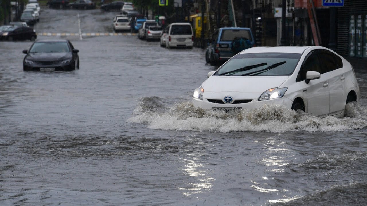 Стихийный потоп обрушился на Камчатку. Дожди затопили улицы и дороги, машины тонули в лужах