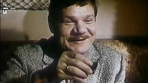 Стоит на полустаночке мой милый после пьяночки.