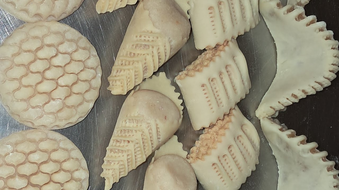 لاباط أو عجينة الحلويات  الي غتغنيك على باقي العجائن ، كتجي هائلة أرطبة و سهلة فالخدمة