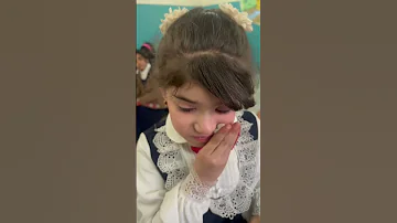 طالبة عراقية حزينة بالصف والمعلم يجبر خاطرها في كلمة جميلة علي المعلم 