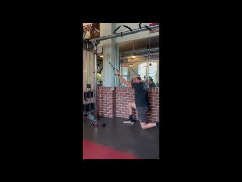 1/2 Kneeling Cable Lat Pulldown