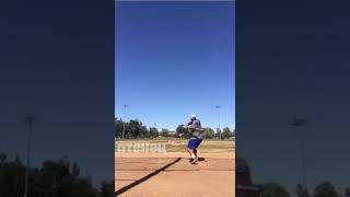 Бейсбольный мяч летит в камеру