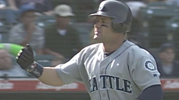 Edgar Martinez drills 37th homer of 2000