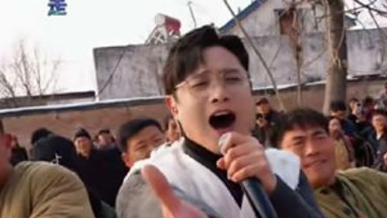 妹妹你大胆地往前走，莫回头！🎉 这场戏曲演出，是民族文化的传承与绽放。📸 @小土妹(不忘初心) @户外小袁²¹⁰❤️ 表演唱《红高梁》电影插曲