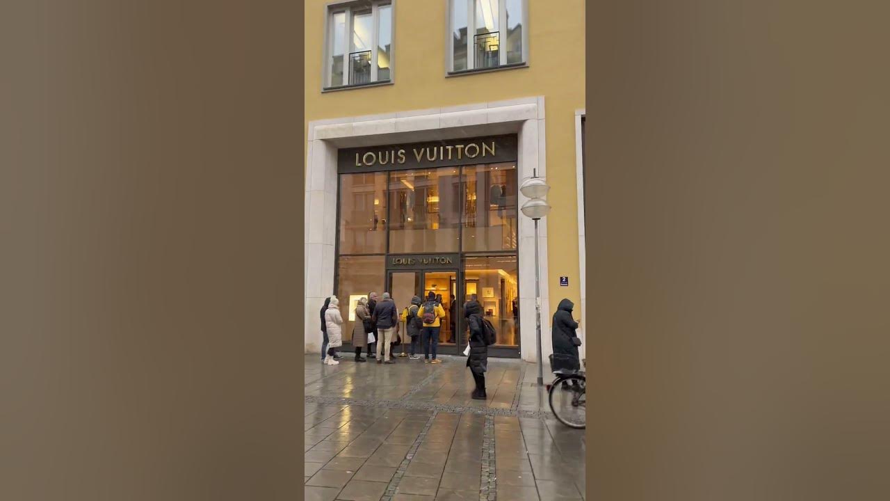 Snowing in Munich and I got no Louis Vuitton 