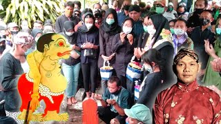 Proses pemakaman ki seno nugroho Bagong juga ikut di kubur