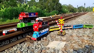 Drama Mencari Dan Menemukan Banyak Mainan Kereta Api Kayu Besar Di Jalur Kereta Api Asli