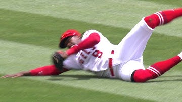 HOU@LAA: Maybin slides to makes the catch for the out