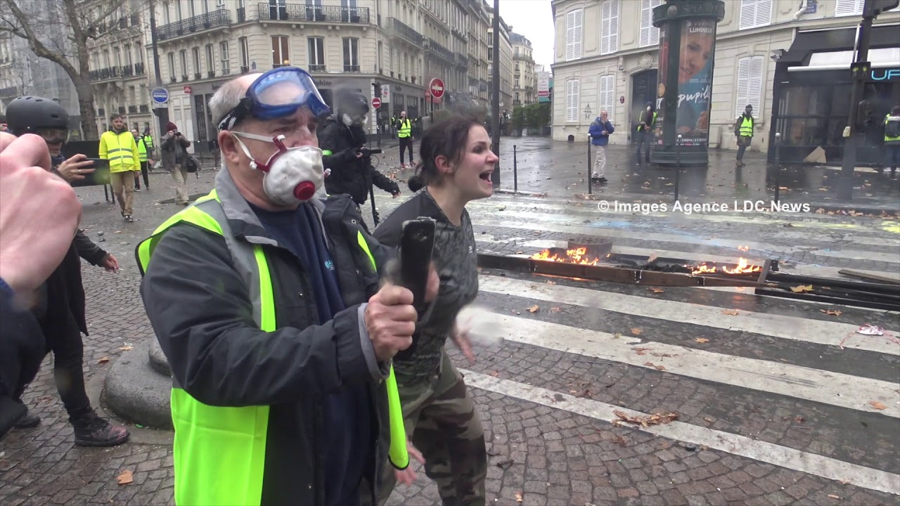 Gilets Jaunes Le Cri De Désespoir Dune Femme Parisfrance 1er Décembre 2018