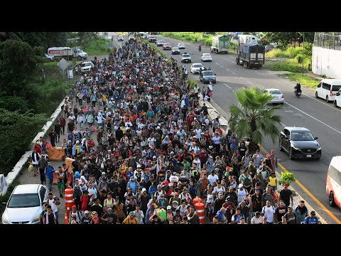 Огромная группа из 1200 мигрантов движется через Мексику в сторону США