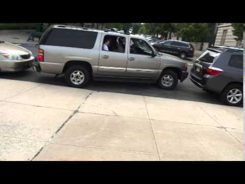 Video: Fahrer 4 Parallelparks In NYC