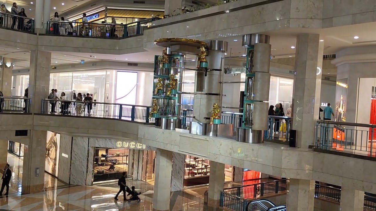 Plaza Senayan clock jam 8 malam hr minggu       tanggal 25 January 2026