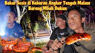 MBAH IKUT BAKAR SOSIS DI KUBURAN ANGKER TENGAH HUTAN BANYAK LEMPARAN