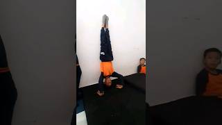 Teknik Headstand Menempel Di Tembok