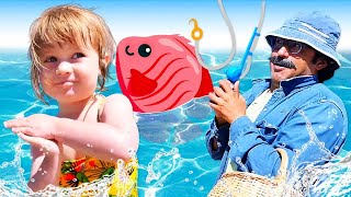 Песенки для малышей | Маша Капуки Кануки и Бьянка — Игры на пляже | Плавает в речке рыбка