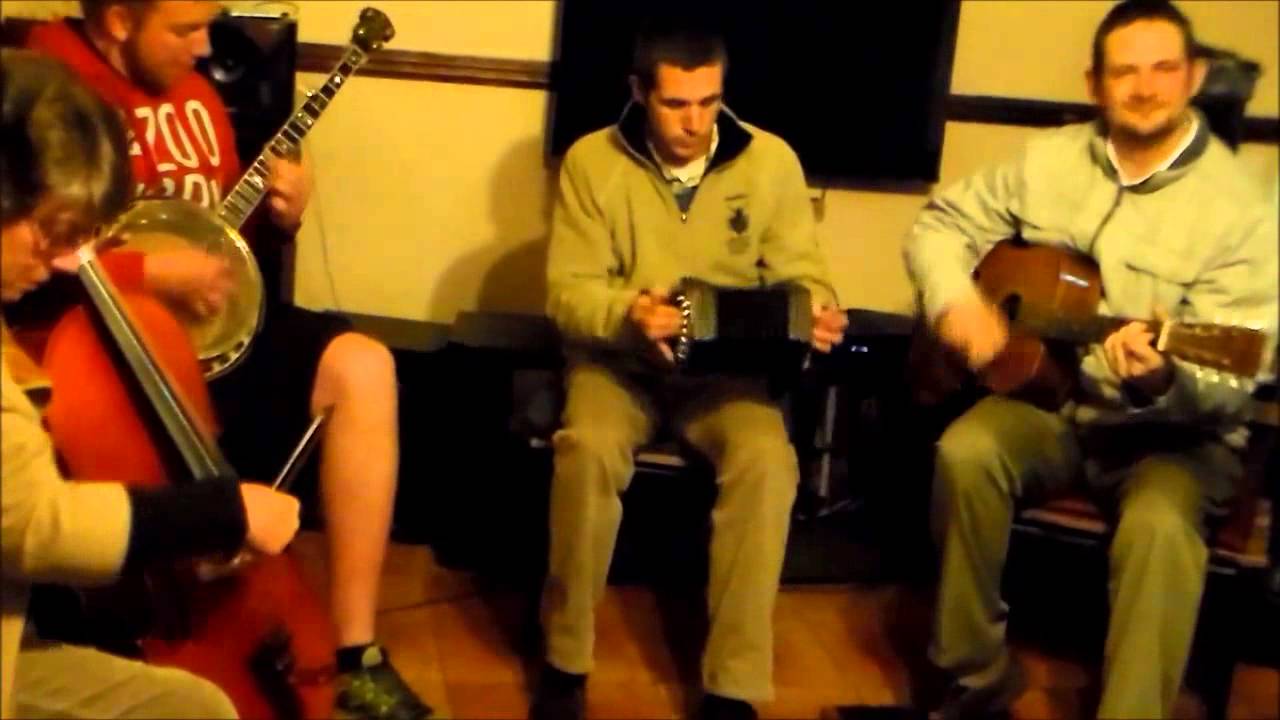 MAGOEBASKLOOF WALS-OUTYDSE KLANKE OEFEN BY SAREL OERTEL SE HUIS, PIETER DU PREEZ DRYF DIE KONSERTINA