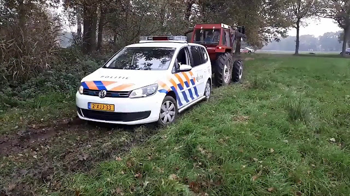 Boer trekt politieauto uit weiland
