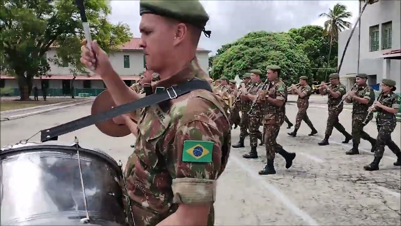 Marchas e Dobrados do Brasil - Academia Militar.wmv 