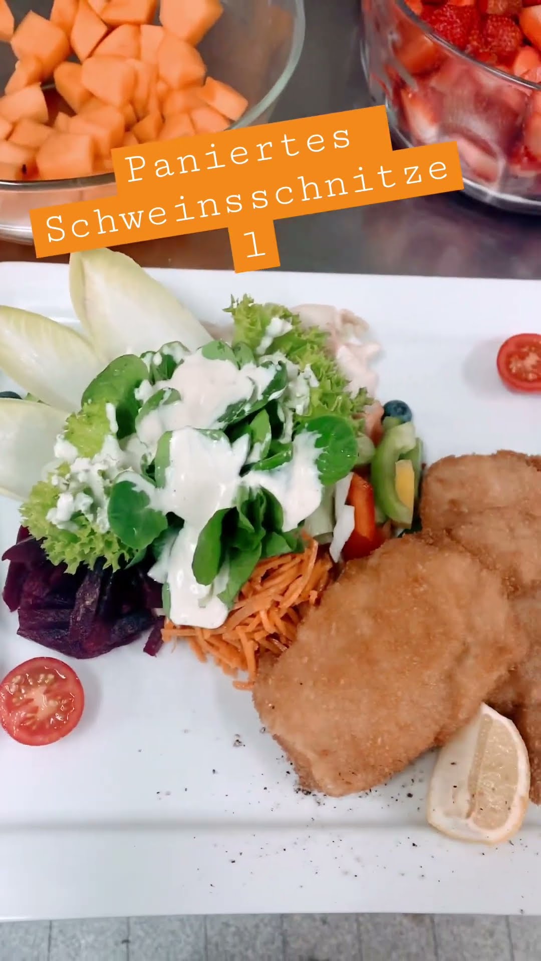 Paniertes Schweinsschnitzel mit Pommes frites und Gemüsebukett oder als ...