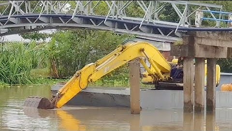 QUAY CẢNH XE CUỐC KHỔNG LỒ ĐI TRÊN SÔNG cần cẩu xáng cạp xáng múc xe xúc