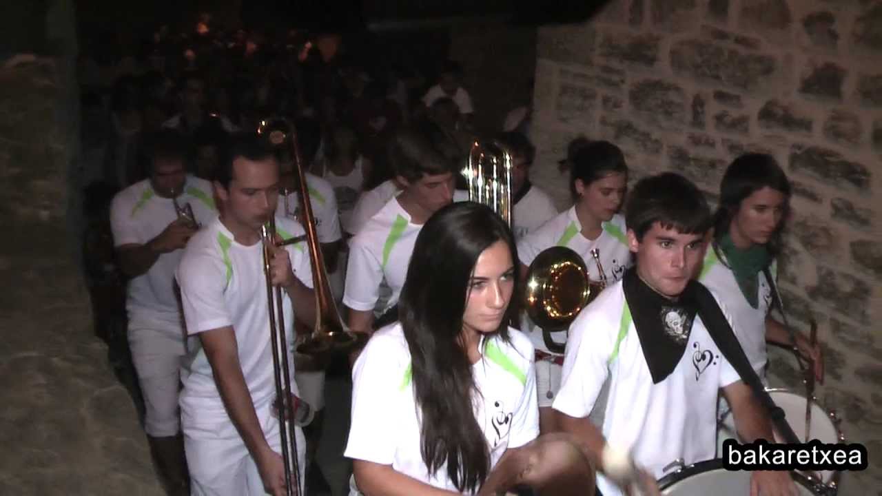 Ikuxka Txaranga, ronda nocturna, fiestas de Aibar-Oibar 2012 - YouTube