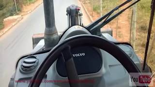 Retroescavadeira volvo BL70, comandos e parte interna da Cabine