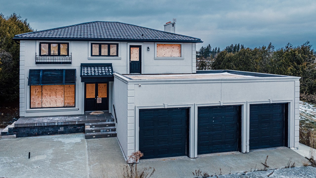 Заброшенный и забытый дом в глуши, построенный в 2013 году!