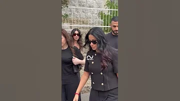 عبير نعمة تعانق رحمة رياض بحضور زوجها ألكسندر علوم خلال وصولهم إلى عزاء زياد الرحباني 