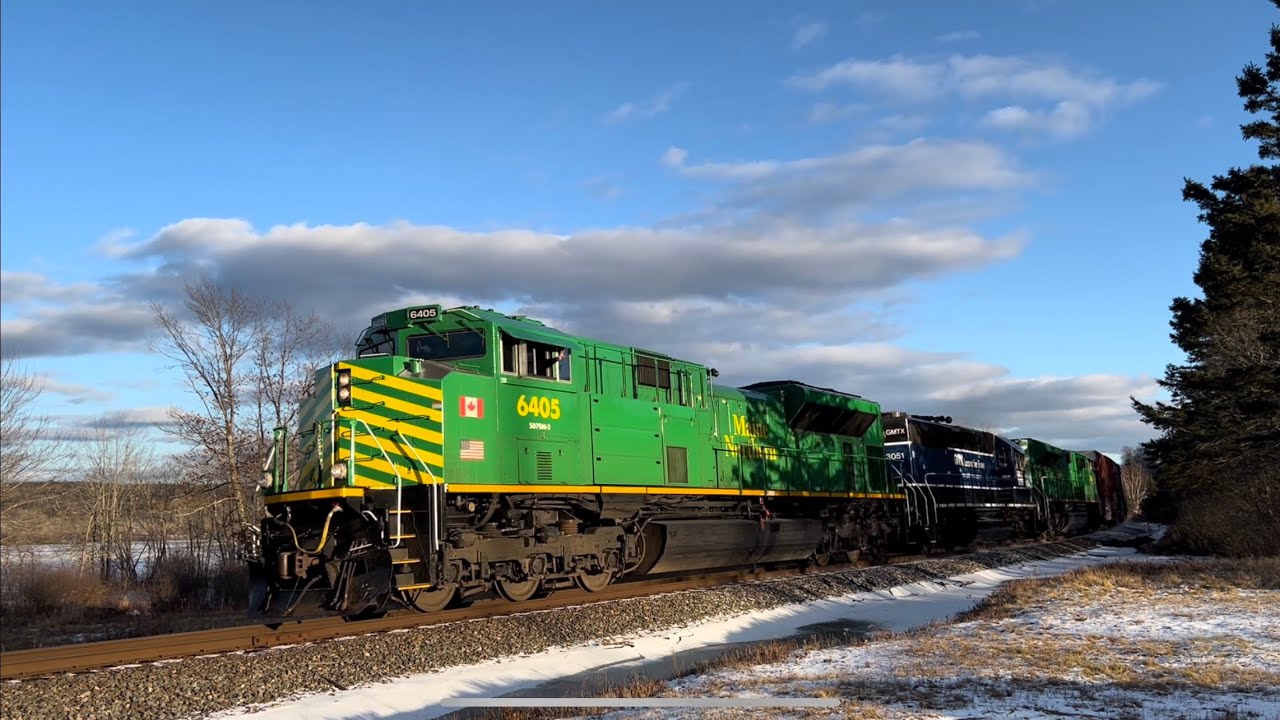 boxing-day-train-nbsr-6405-leads-907-west-around-the-curve-giving-some