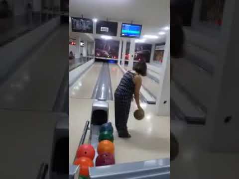 Bowling topuyla yanlışlıkla televizyon kıran Brezilyalı kadın