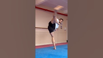 Stretching: 🔵Dynamic vs 🔴Static    #martialarts #karate #flexibility #mobility #stretching #kicks