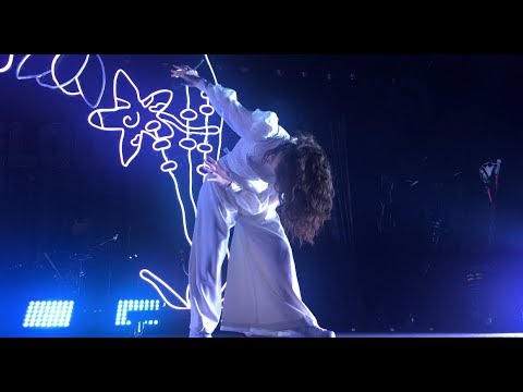 Lorde performs Bravado