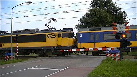 Spoorwegovergang Berkel-Enschot // Dutch railroad crossing