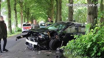 Auto frontaal op boom in Westerbroek