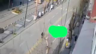 Malatya Da Araç Trafiğine Kapanan Yerlerde Yolun Ortasından Giden Vatandaş