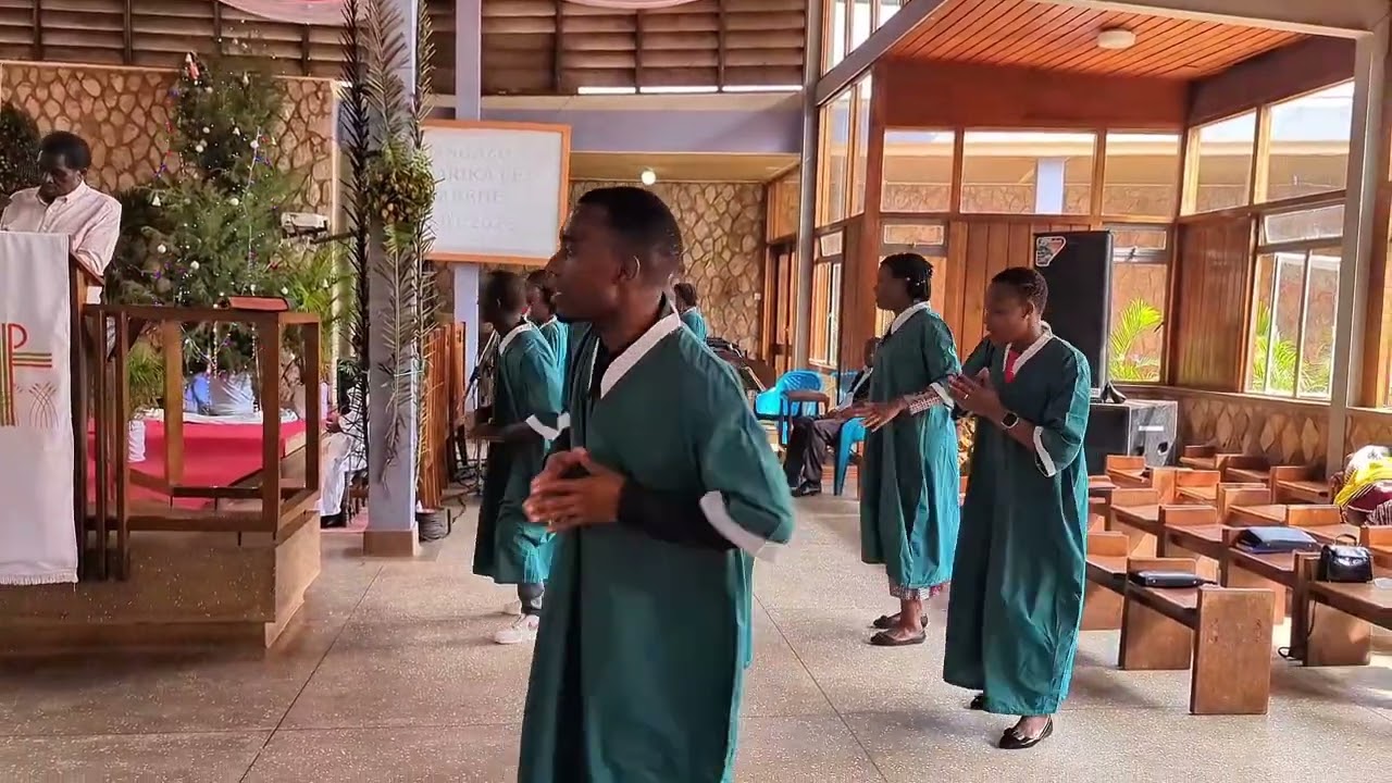 #SUNDAYSERVICES : Kwaya ya Vijana wakihudumu katika ibada ya Juma pili