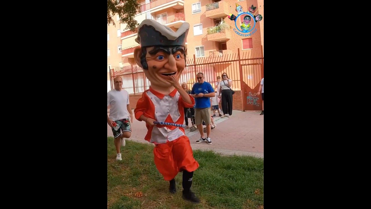 Ojo que viene… 🏃‍➡️😱 #cabezudos #entertainment #fiestas