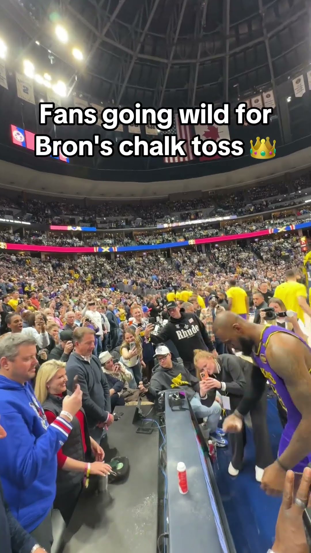 The fans loved the LeBron chalk toss ?‍?